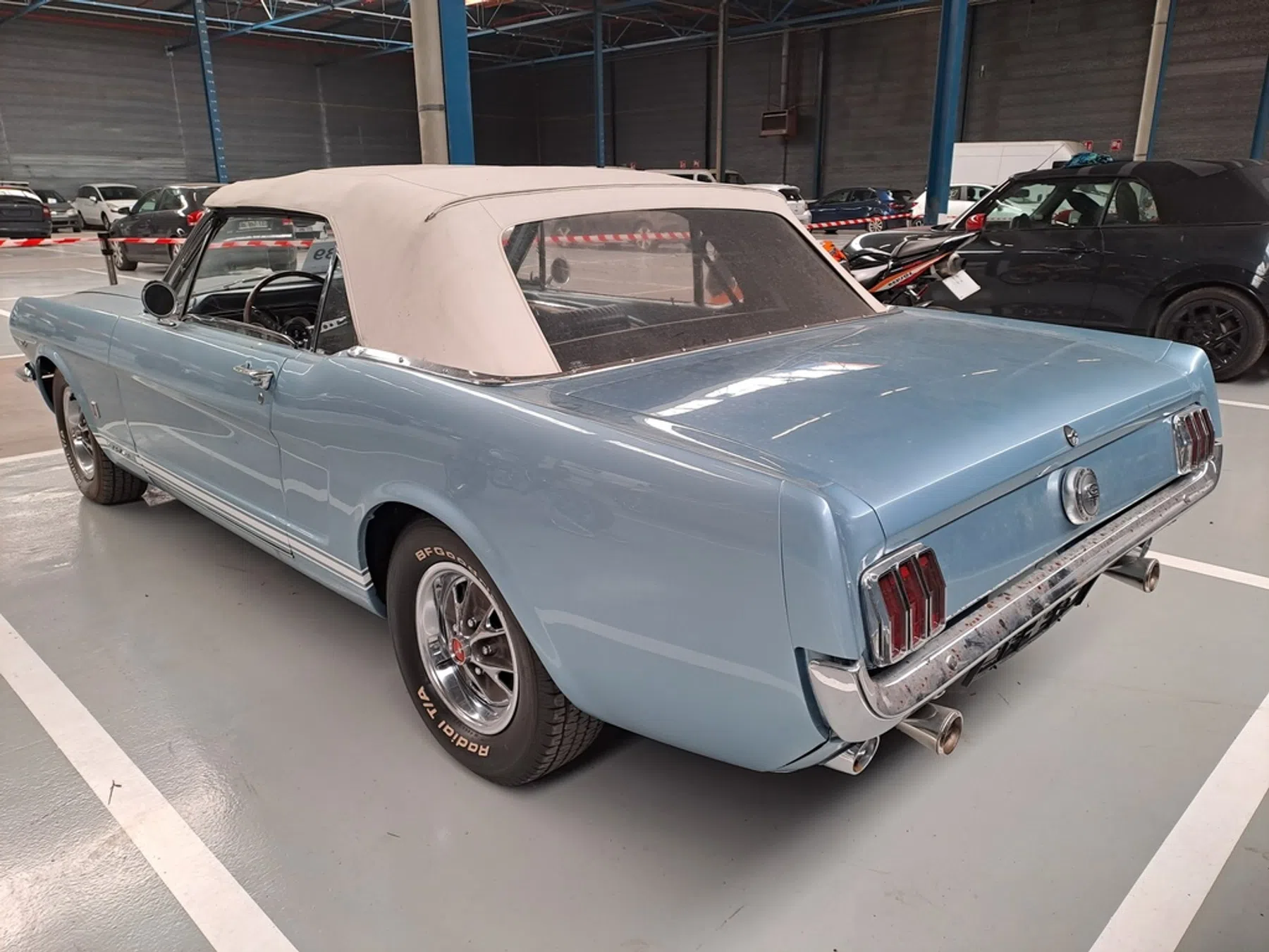 De favoriet van ondergetekende is toch deze Alpine. Het betreft een zeldzame Le Mans-uitvoering die je kunt herkennen aan de widebody en de übercoole ‘BBS’-velgen. Die zijn overigens niet geproduceerd door BBS, maar een kniesoor die daarop let. Onder de kap ligt de V6 Turbo uit de eerdere iteraties van dit model. Het vermogen van 185 pk is niet enorm indrukwekkend (ook niet voor 1993), maar deze auto wil je gewoon puur voor de looks hebben. En het is een zeldzaamheid: van de Le Mans zijn er maar 325 gebouwd. Ford Mustang Cabrio  De Belgen hebben nóg een Mustang in de aanbieding: een Cabrio uit 1966. Die is lang niet zo gewild als een Shelby GT500, maar toch is ook dit een gaaf apparaat. Er wordt melding gemaakt van schimmel aan de binnenkant van de kap en roest op de achterbumper, maar tegelijkertijd zien we een interieur dat gloednieuw oogt. Porsche 997 Turbo In de categorie ‘recent spul’ is er deze Porsche 997 Turbo. Deze is niet geheel standaard, want er zit een aftermarket spoiler op en de goudkleurige velgen zijn natuurlijk ook niet origineel. Wel leuk: deze auto is handgeschakeld. Dat is inmiddels al lang geen optie meer op een 911 Turbo. BMW M4 Competition Cabrio Deze BMW M4 komt sowieso van Stefanie S., want die was duidelijk te zien op de vrachtwagen. Het gaat om een M4 Competition Cabrio, met xDrive en 530 pk. De auto is nog maar een jaar oud en heeft 11.241 kilometer op de teller. De kleur is zo te zien Dravitgrau, wat een goudachtige glans heeft in direct zonlicht. Het interieur is ook fraai uitgevoerd met bruin leer. Mercedes-AMG GT 63 S Als er één auto is die je verwacht bij een fraudeur, dan is het wel een matzwarte AMG GT 4-Door. Sorry, maar deze auto heeft gewoon een ontzettend foute uitstraling. Verder is het wel een hele dikke beuker, met – in dit geval – 639 pk en 900 Nm aan koppel. Helaas zit er lelijke schade op de voorste en achterste wielkasten aan de rechterzijde. Misschien was deze auto toch iets te breed. Porsche 718 Boxster